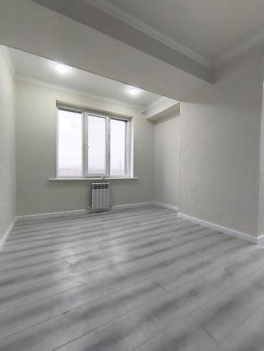 земельный дом: Светлая комната с большим окном и нейтральной отделкой. - Просторное — 3