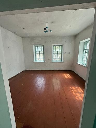 Сдетсяся дом с высокими потолками и традиционной планировкой из