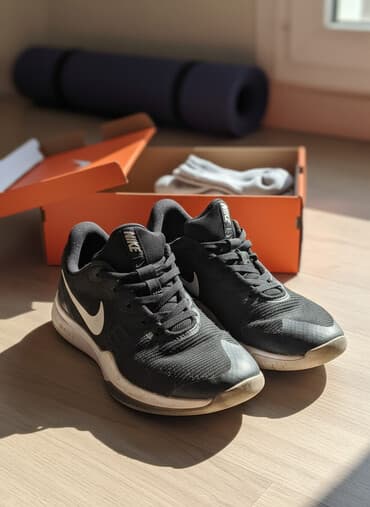 Кроссовки Nike, чёрные с белыми элементами. - Низкопрофильная модель