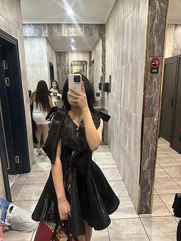 платье с бахромой: Коктейльное черное платье со сложным драпированным лифом и струящейся — 2