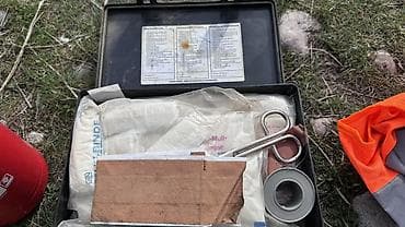 глушитель на авто: Автомобильный комплект безопасности Состав: - Огнетушитель пенный — 4