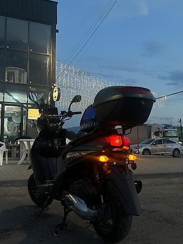 m5 e34: Скутер 50–125 см³ (визуально — городской/кросс-скутер формата 12–13") — 2