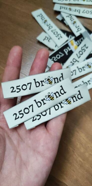 вышивка вишивка вышывка вишывка вышивалка вышивальная вышывалная вышивалный вышивальный вышывалка вышивальный вышивалный вышивальная: Жаккардовые этикетки, и основа и логотип вышиваются нитями, главное — 7