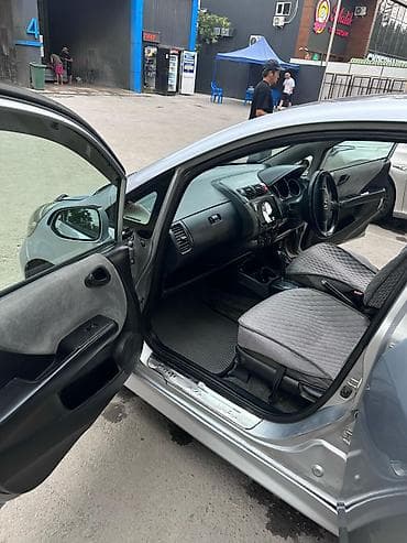 step 2: Honda Fit: 2001 г., 1.3 л, Автомат, Бензин, Хэтчбэк — 9