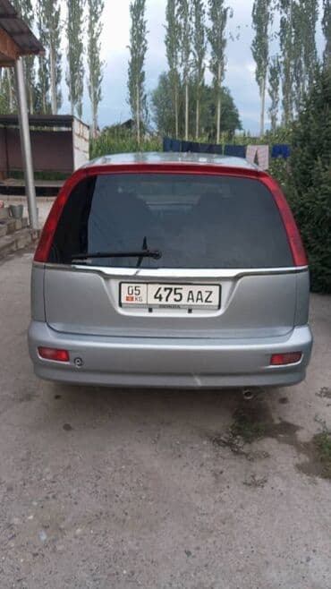 купить авто в кредит без первоначального взноса: Серебристый минивэн Honda Stream с характерным дизайном кузова — 4