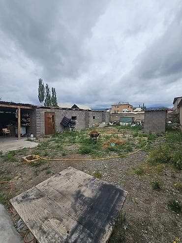 Үйлөр: Продаётся дом в г. Балыкчы, адрес: ул. Ленинградский, 16а. Основные — 8