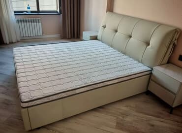 прикроватные тумбочки из экокожи: Двуспальная кровать с мягким изголовьем и матрасом - Размер: формат — 1