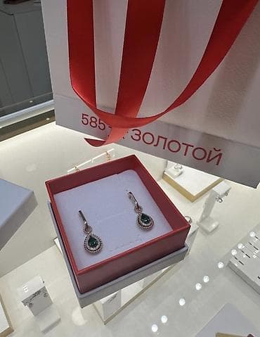 Серьги из красного золота 585 пробы с изумрудами и бриллиантами