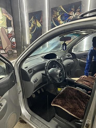 coroll: Toyota ist: 2003 г., Автомат, Бензин, Хэтчбэк — 3