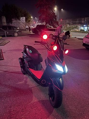 champ moto: Скутер/мопед городского типа с яркой светотехникой и кастомной — 1