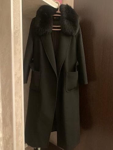 Жеке буюмдар: Женское черное пальто классического кроя с объемным меховым — 1