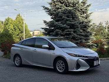 Toyota Prius: 2019 г., 1.8 л, Гибрид, Хэтчбэк at lalafo.kg Toyota Prius: 2019 г., 1.8 л, Гибрид, Хэтчбэк