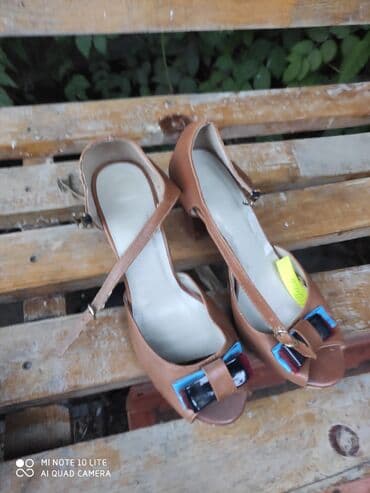 Продаю женские туфли,размеры 37-38-39,каждая пара по 300 сомцена