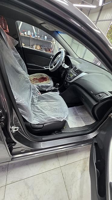 Транспорт: Hyundai Solaris: 2012 г., 1.6 л, Кол менен иштөөчү, Бензин, Седан — 8