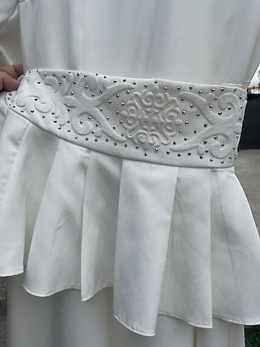 ecco 42: Длинное белое платье в минималистичном стиле. - Силуэт: расклешённый — 5