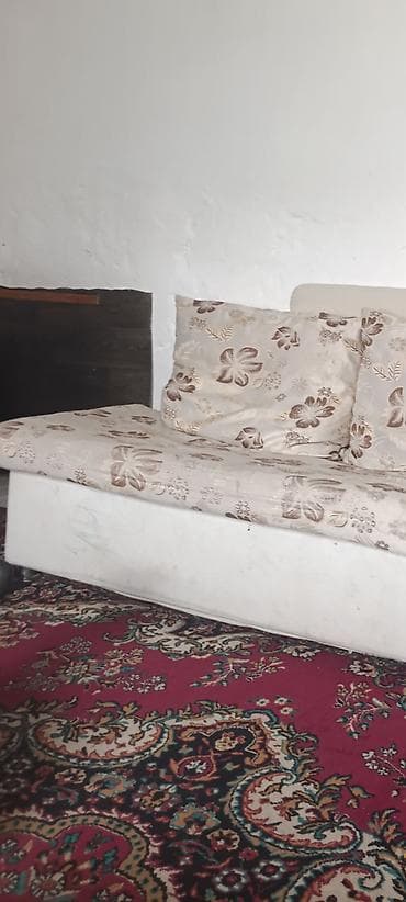 бесплатная: Палас 1 большой 3 средних старые,грязные отдам за 1500 сом — 1