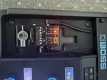 Гитаралар: Продаю профессиональный педалборд 1. Вах Behringer hellBaby 2. AMT — 5