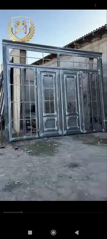 Кованые металлические ворота с интегрированной входной калиткой и