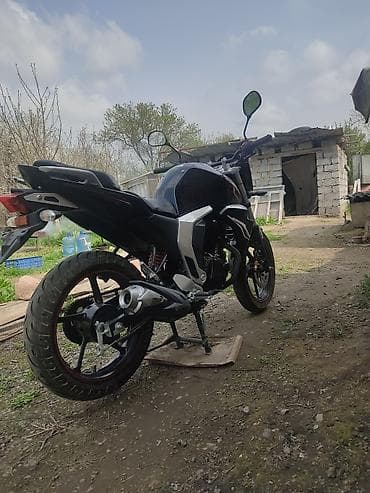 400 куб: Мотоцикл класса нейкед, черный с красными акцентами. Основные — 3