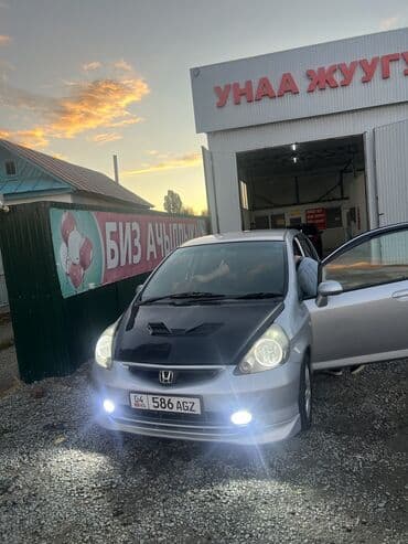 капот на аккорд: Honda Fit: 2003 г., 1.3 л, Вариатор, Бензиновая — 9