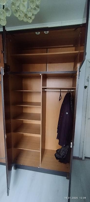 Шкафтар: Продаются 2 шкафа двухстворчатые. Верхние полки отделяются (уже в — 5