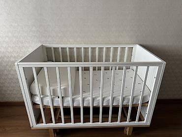 Офис эмереги: Детская кроватка б/у. На одном из нижних углов видна сколотая — 1