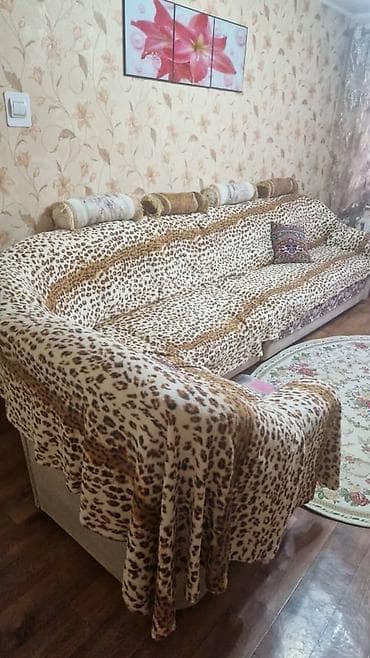 Балдар эмереги: Бурчу бар диван, Жастыктар менен — 4