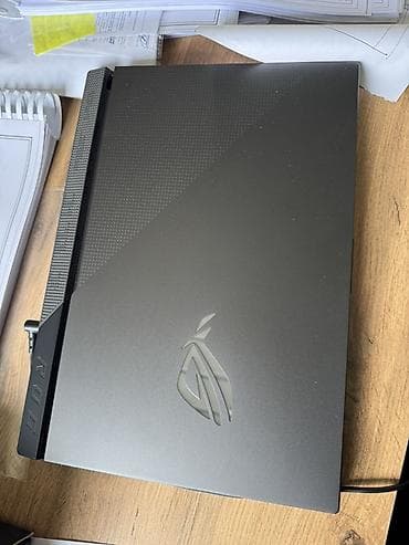 Игровой ноутбук ASUS ROG Strix G17 (серия G713) - Модель на коробке