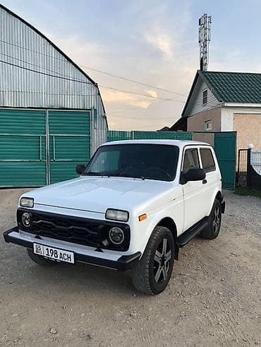 Унаа: ВАЗ (ЛАДА) 4x4 Niva: 2010 г., 1.7 л, Кол менен иштөөчү, Бензин, Жол тандабас — 4
