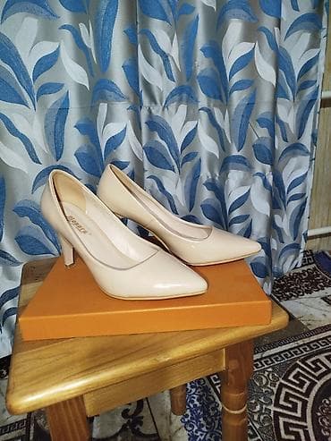 Новые, 1-2 раза одела