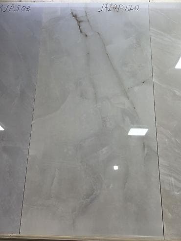 Керамогранит плиточный, светло‑серый, полированный. Поверхность с