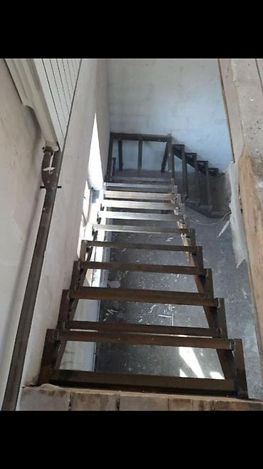 ленточный фундамент: Металлическая лестница Для дома, Форма лестницы: Г-образная, Стиль: Классический — 3