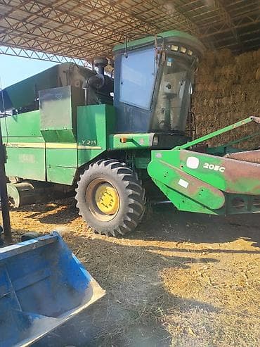 Самоходный кукурузоуборочный комбайн John Deere 215 с кукурузной