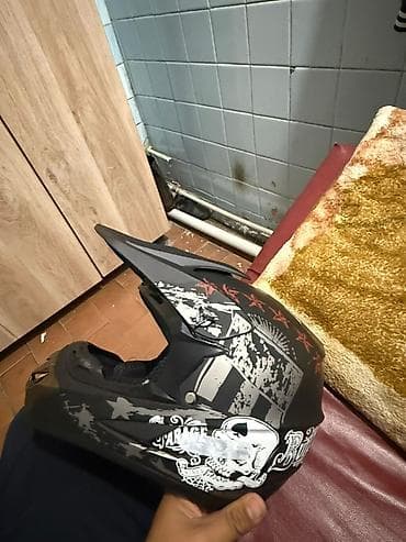 Шлемдер: Мотошлем кроссовый/эндуро с козырьком, графика в стиле гараж/скелет — 3