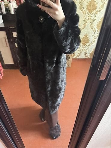 Шубы: Шуба из норки, цвет глубокий черный. - Крой: прямой, длина до колена — 3