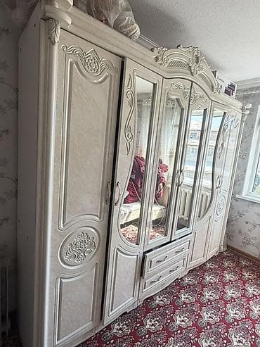 дамский столик: Спальный гарнитур, Б/у, Шкаф, Дерево, цвет - Бежевый — 2