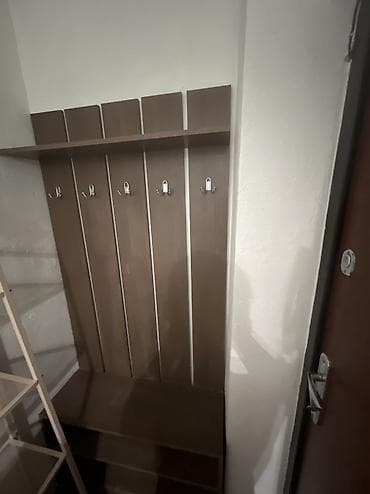 Стеллаж/прихожая с вешалками и полкой, самовывоз. - Цвет: теплый at lalafo.kg Стеллаж/прихожая с вешалками и полкой, самовывоз. - Цвет: теплый