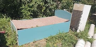 Дом и сад: Односпальная кровать с высоким изголовьем и низким изножьем. - — 1