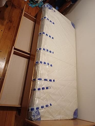 small table: Односпальная кровать с матрасом и выдвижными ящиками для хранения. - — 3