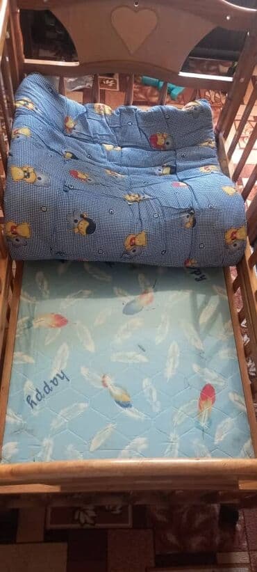 купить детскую двухъярусную кровать: Продаётся детская кроватка с матрасом. Кроватка на колёсиках, бока — 3