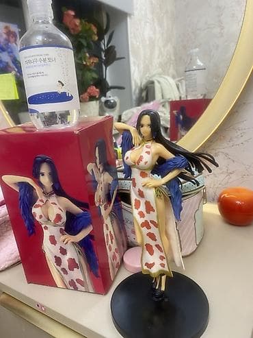 Аниме-фигурка персонажа Boa Hancock (One Piece) на подставке. -