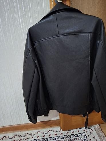 soft shell: Куртка из чёрной эко‑кожи в стиле бомбера/косухи. - Прямой силуэт с — 2