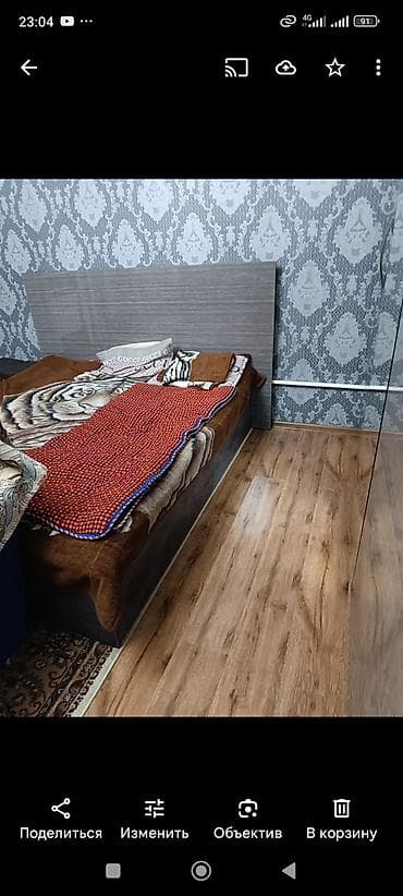 белая мебель для спальни: Спальный гарнитур в современном стиле, цвет — серый древесный декор — 1