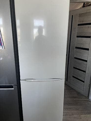 моторчик холодильника: Холодильник двухкамерный, белый, с нижней морозильной камерой. Высота — 6