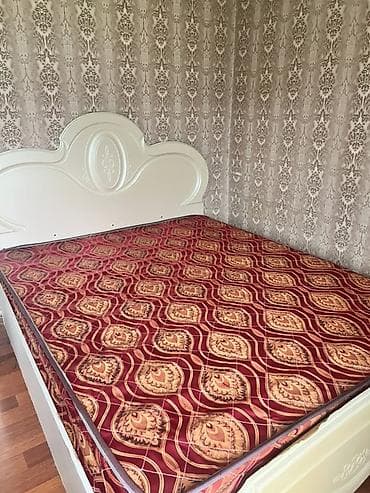 куплю посуду бу: Двуспальная кровать, Б/у, С матрасом, длина - 200 см — 1