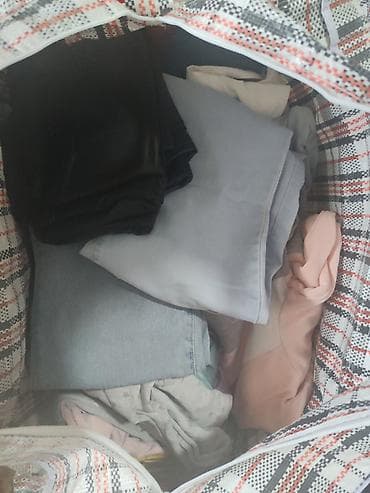 окуу кийим: Большой лот одежды и текстиля в дорожных хозяйственных сумках. Состав — 4