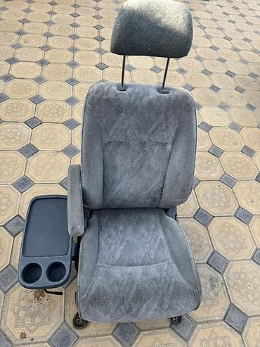 Автомобильное сиденье с подголовником и встроенным