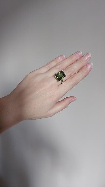 Цепочки: Кольцо с крупным зелёным камнем - Центральный вставка: огранка — 4