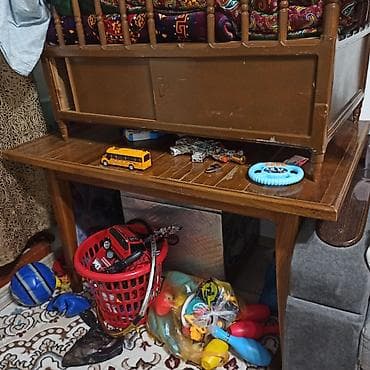 столы для кафе: Продается кухонный уголок и стол из дерева, кроватка для младенца — 2