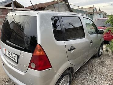 mazda 121: Daihatsu YRV: 2002 г. — 5